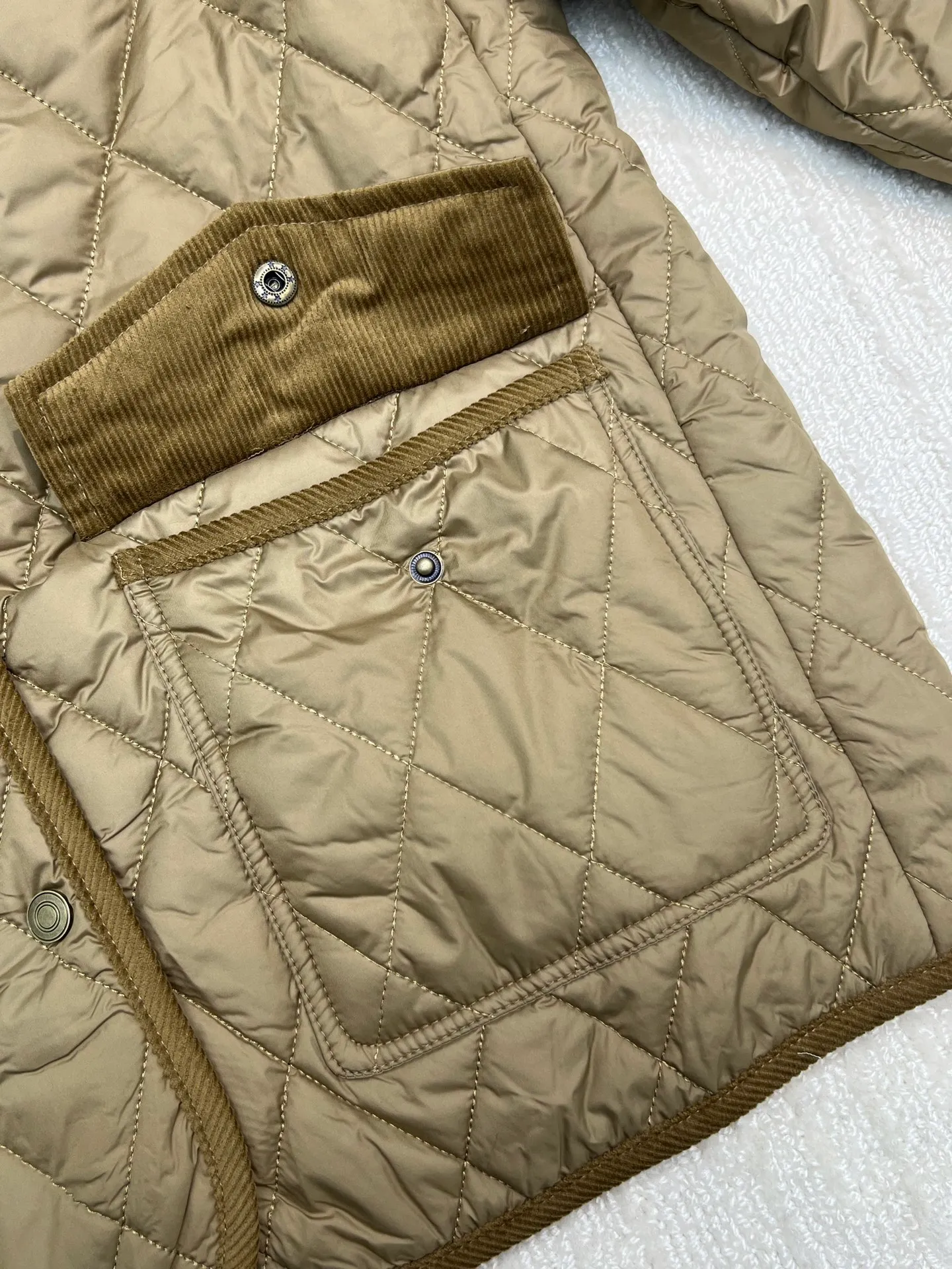 P350 Ralph Lauren logo embroidered diamond plaid corduroy cotton jacket. Exquisite small logo embroidery on the chest, corduroy color-blocked lapels, pocket design showing details, customized accessories, complete with three standards. Size: S M L XL